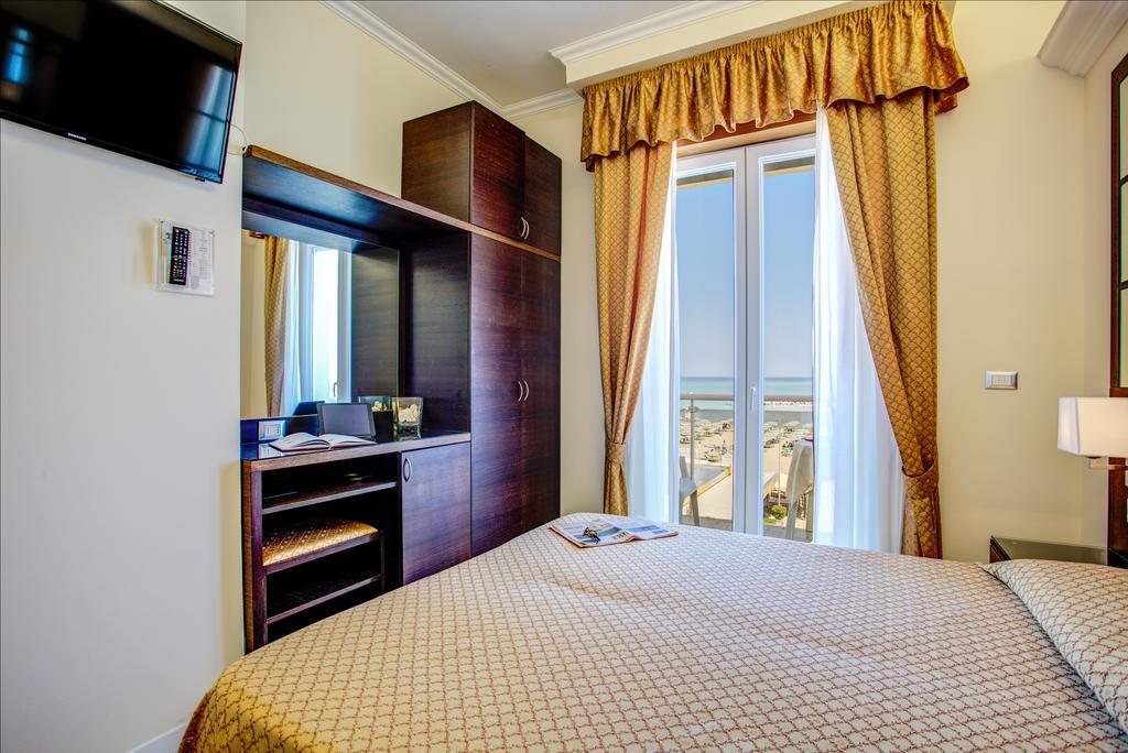 Hotel Caesar Paladium Rimini Room photo