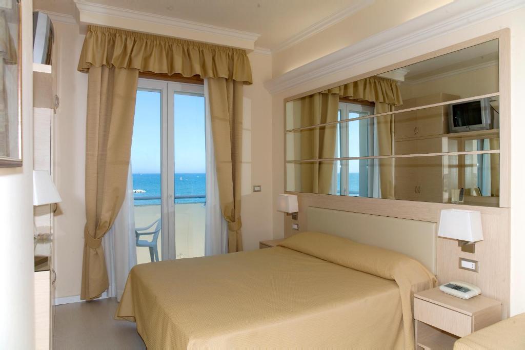 Hotel Caesar Paladium Rimini Room photo